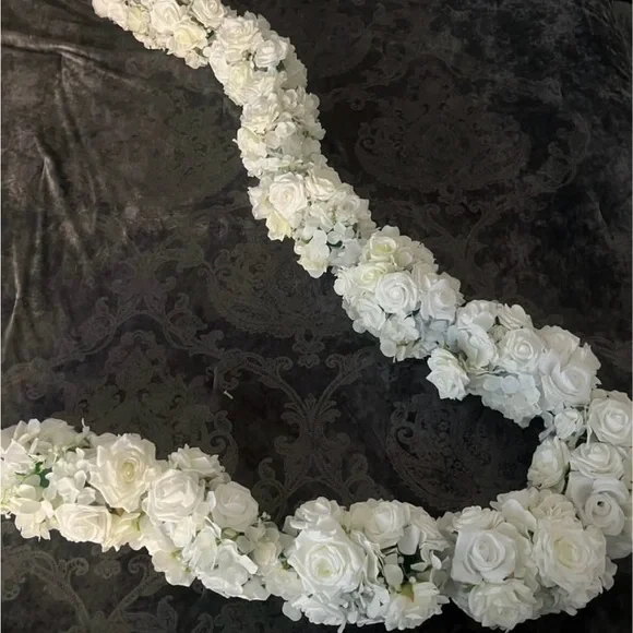 Elegant White Floral Garland - Picture 1 of 4